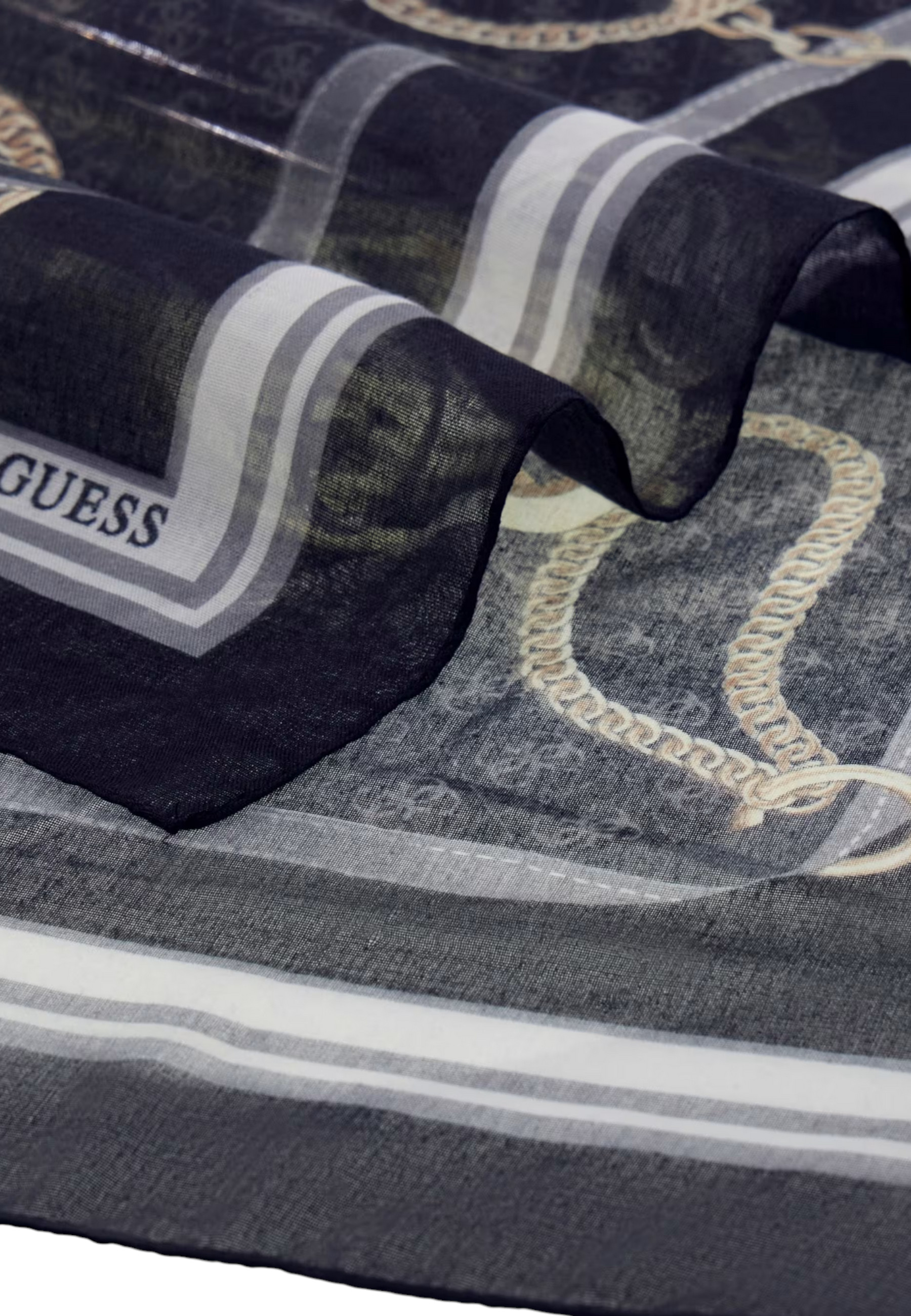 Guess Scarve 3